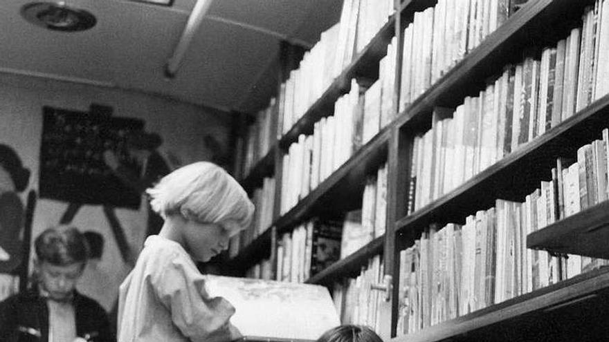 Niños leyendo en el interior del bibliobús que recorrió Alemania por primera vez en 1956. // Biblioteca Internacional de la Juventud (Múnich)