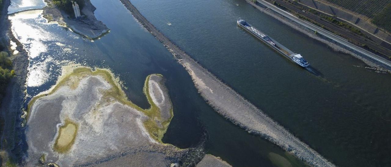 Una barcaza pasa por el lecho del río Rin cerca de Bingen, Alemania.