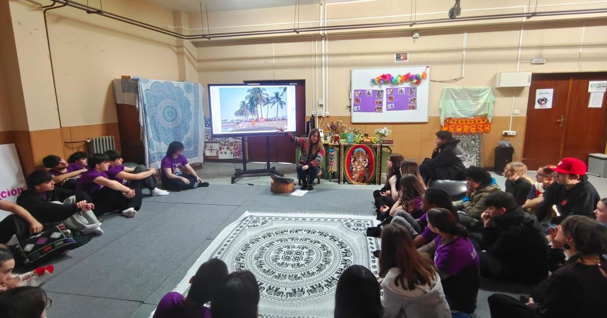 Sara Mañanes junto a los alumnos durante la jornada de coeducación de esta mañana.
