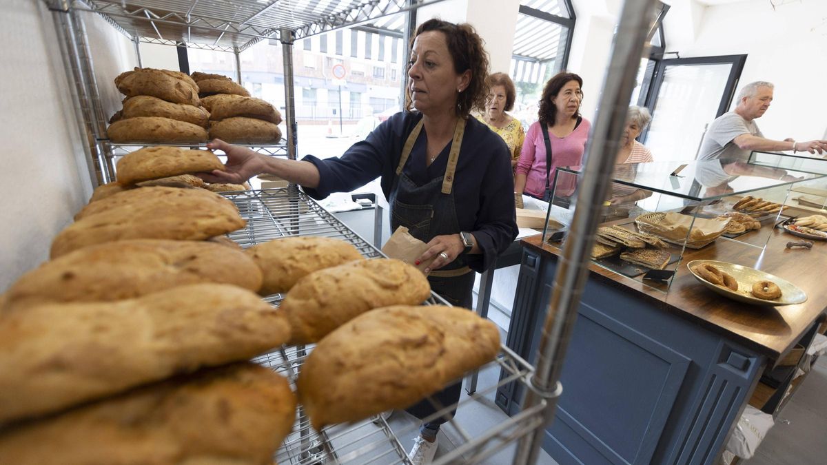 Angélica Martínez ante una estantería con bollos preñaos en La Forna.