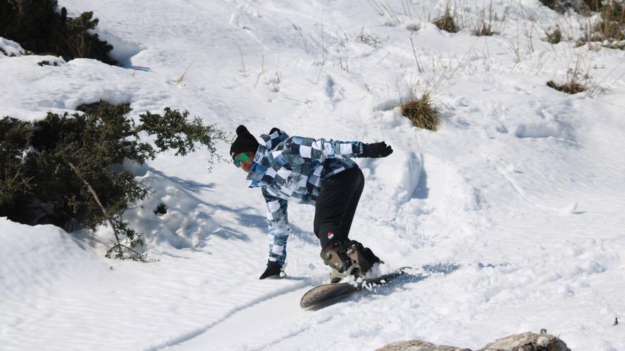 VIDEO Y FOTOS | Dos mallorquines practican snowboard en el Puig Tomir