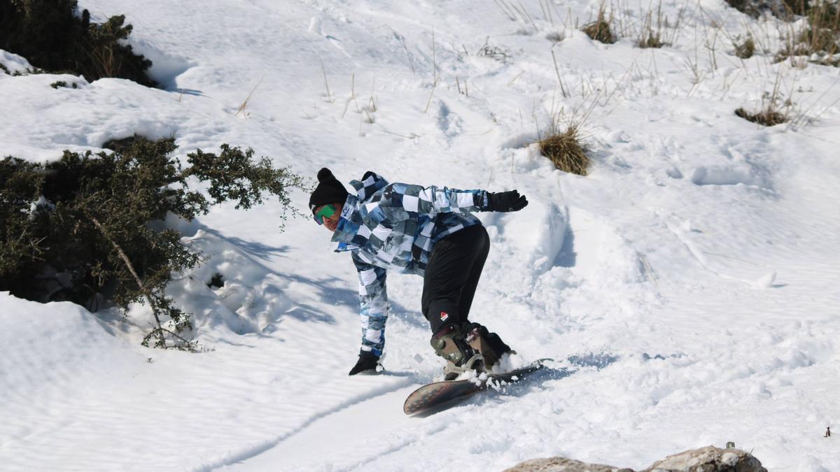 Dani Buades practicando snowboard en el puig Tomir