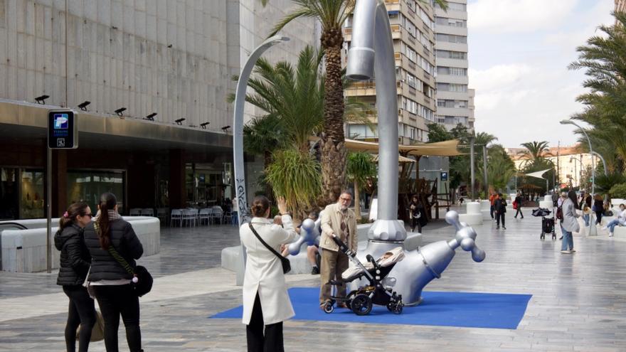 Un grifo gigante de agua aparece en la avenida de la Libertad en Murcia