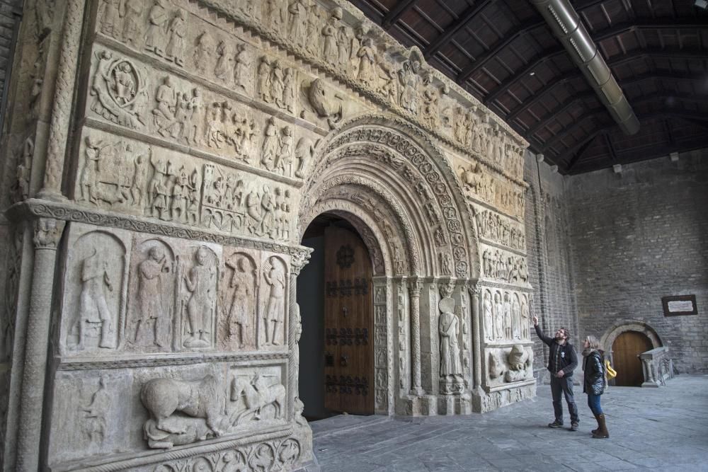 La portalada del Monestir de Ripoll torna a lluir després de la restauració