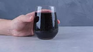 El agua sale negra, pero es una estafa: la Policía alerta a los mayores de lo que están haciendo con los filtros