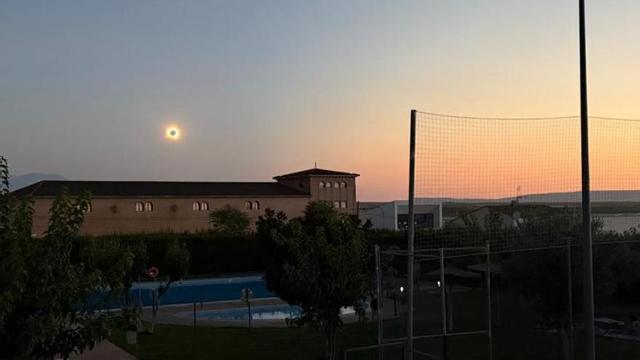 El cielo de la localidad dejó una estampa poco habitual.
