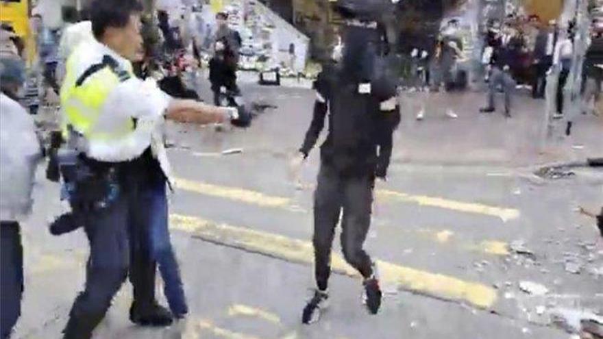 La Policía de Hong Kong dispara contra manifestantes y hiere a dos personas