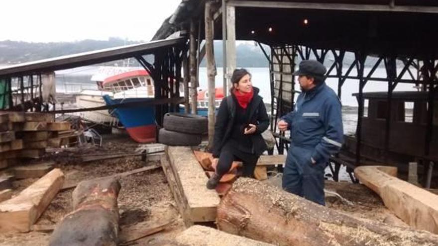 La ilicitana Miriam M. Guirao entrevista a un ebanista naval para su proyecto en la isla de Chiloé.