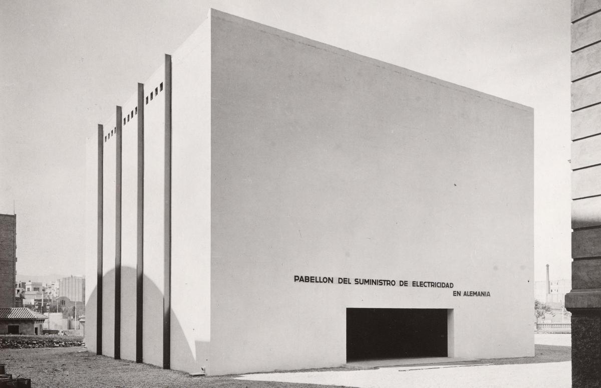 Barcelona Mies van der Rohe, Ludwig (1886-1969): Pabellon del suministro de electricidad en Alemania. Barcelona exhibition 1929. German Section. Gelatin silver print, 6 1\8 x 7 7\8’ (15.6 x 20 cm). Anonymous gift. Object number: AD1072 New York Museum of Modern Art (MoMA) *** Permission for usage must be provided in writing from Scala. Barcelona Mies van der Rohe, Ludwig (1886-1969): Pabellon del suministro de electricidad en Alemania. Barcelona exhibition 1929. German Section. Gelatin silver print, 6 1\8 x 7 7\8’ (15.6 x 20 cm). Anonymous gift. Object number: AD1072 New York Museum of Modern Art (MoMA) *** Permission for usage must be provided in writing from Scala.