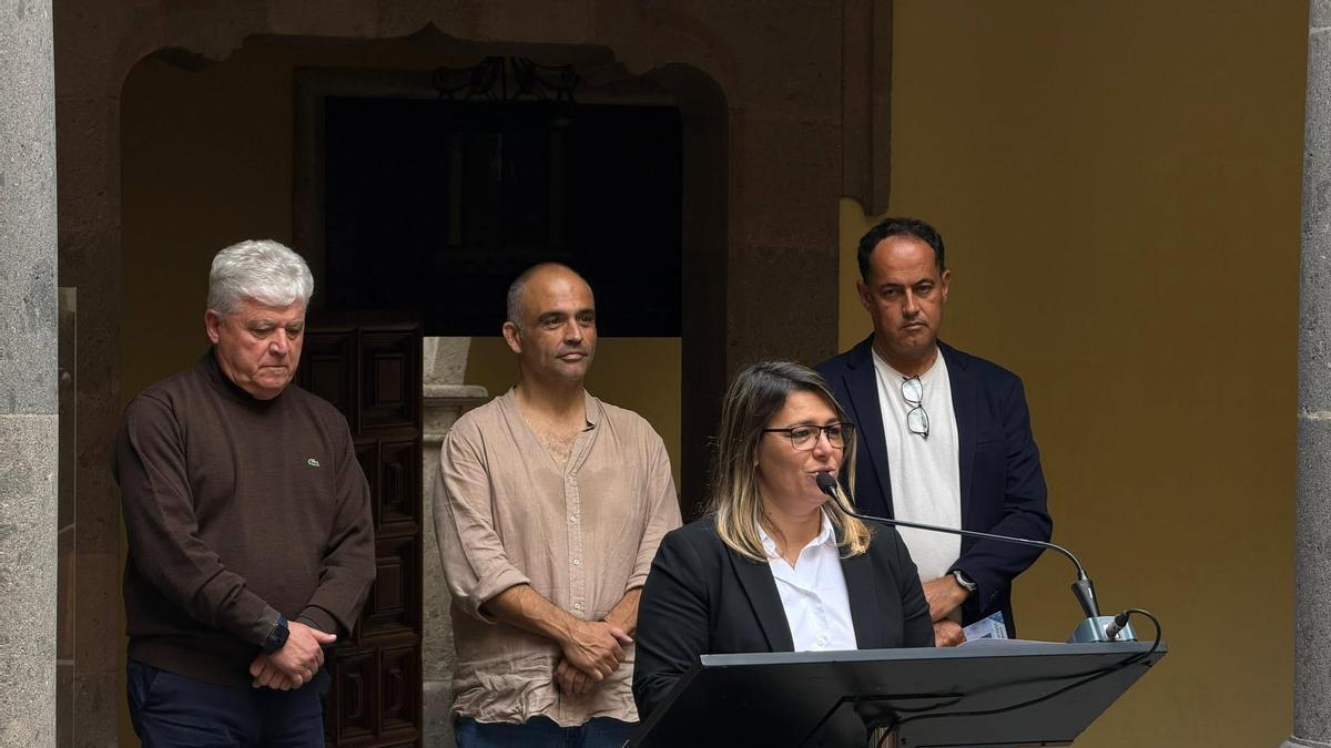 El director de Coros y Danzas de Ingenio, David Castellano, Yeray Rodríguez, la alcadesa Vanesa Martín y el director insular de Cultura, Serafín Sánchez.
