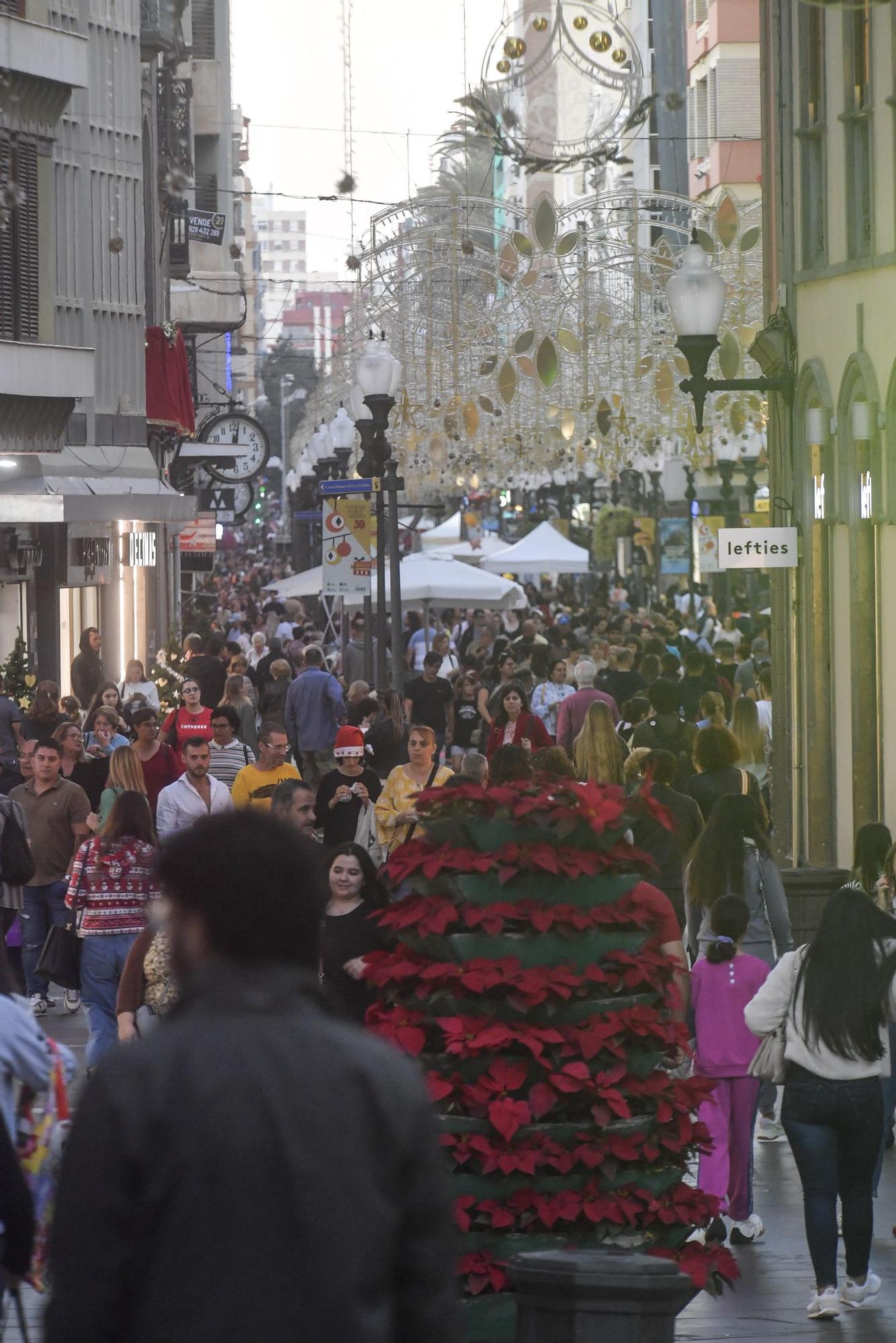 Gente en la zona comercial de Triana en el día previo a la Nochebuena