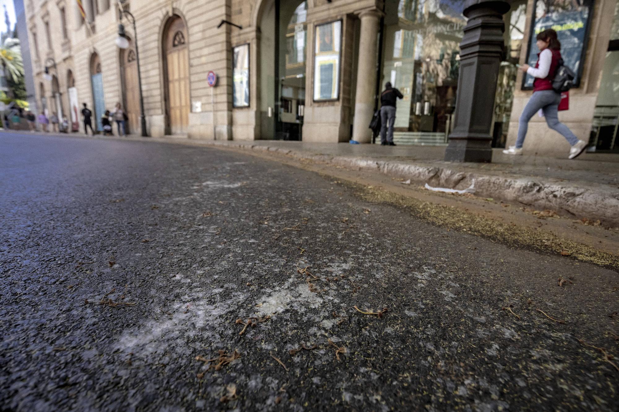 Restos de cera en el suelo de las calles del centro de Palma tras el paso de las procesiones de Semana Santa