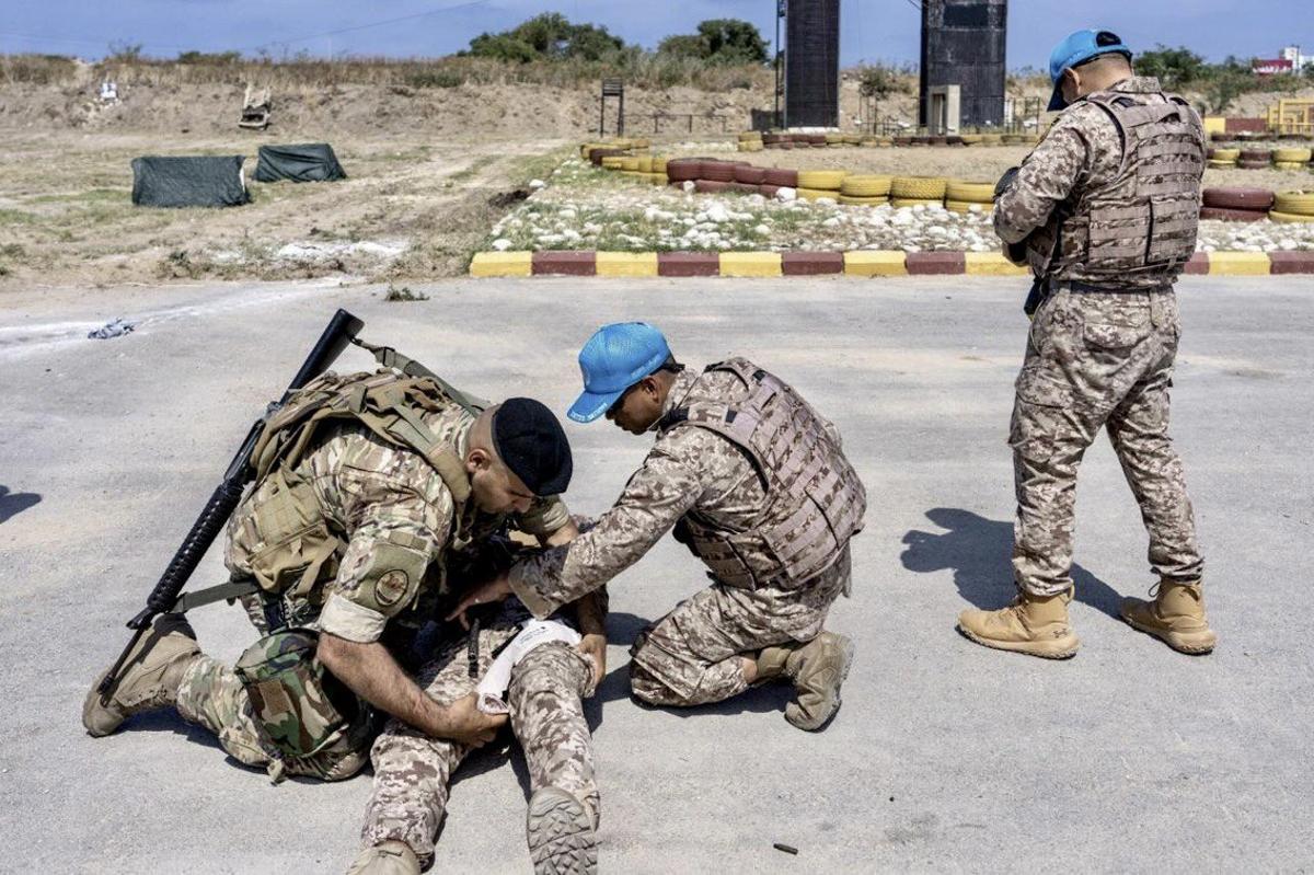 Cuatro cascos azules desplegados en el Líbano, en un ejercicio de adiestramiento sanitario.