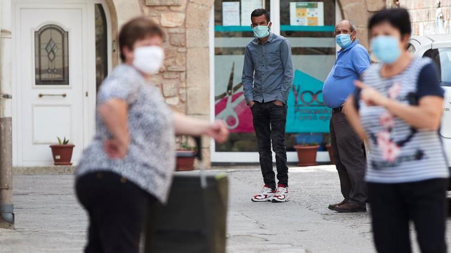 Veïns d&#039;un poble del Segrià, tots amb mascareta