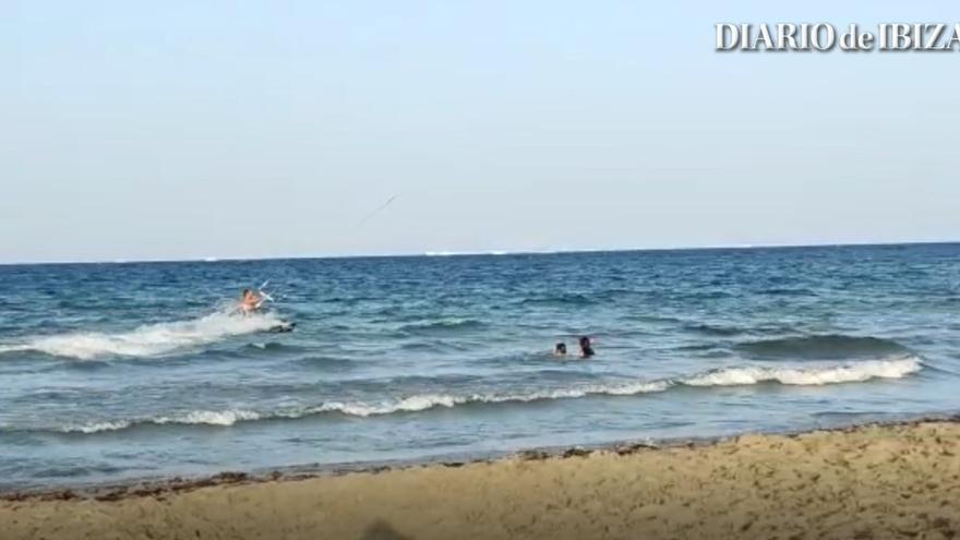 Un 'kitesurf', muy cerca de los bañistas en una playa de Ibiza