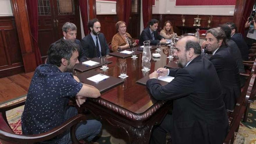 Ferreiro, a la izquierda, con abogados de A Coruña en el concello.