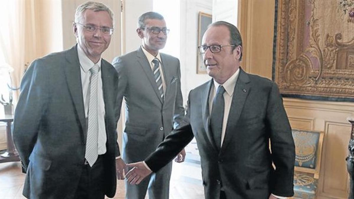 De izquierda a derecha, el consejero delegado de Alcatel, Michel Combes; Suri (Nokia) y François Hollande.