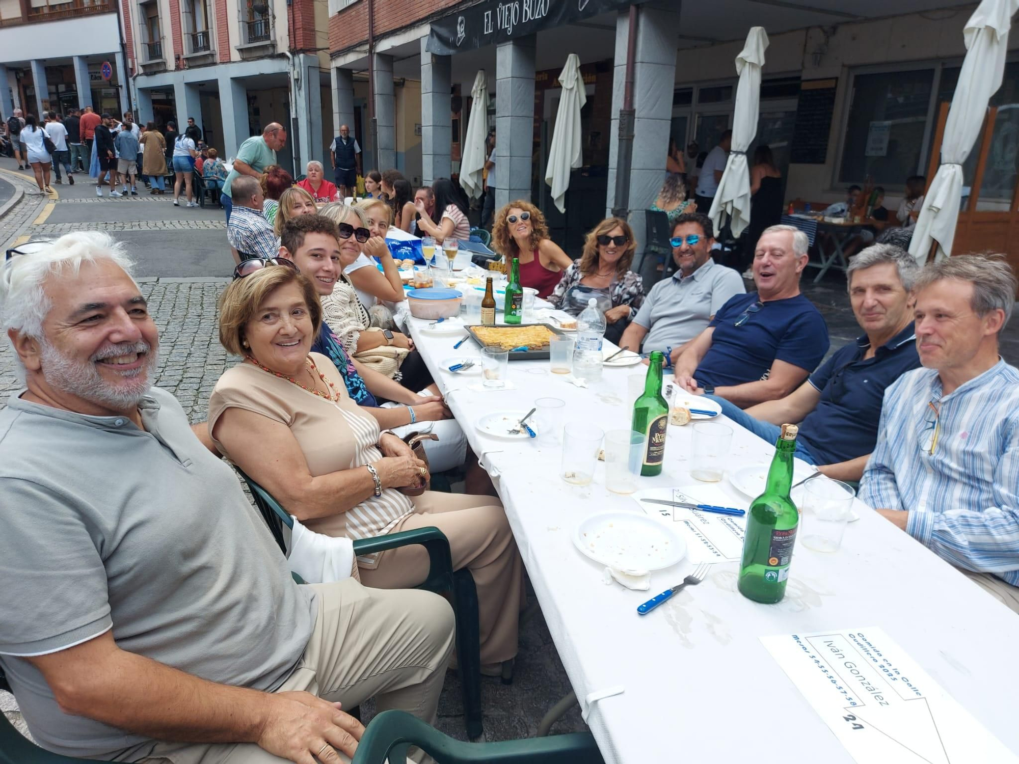 En imágenes: En imágenes: Más de 1.200 personas participan en la tercera comida en la calle de Cudillero