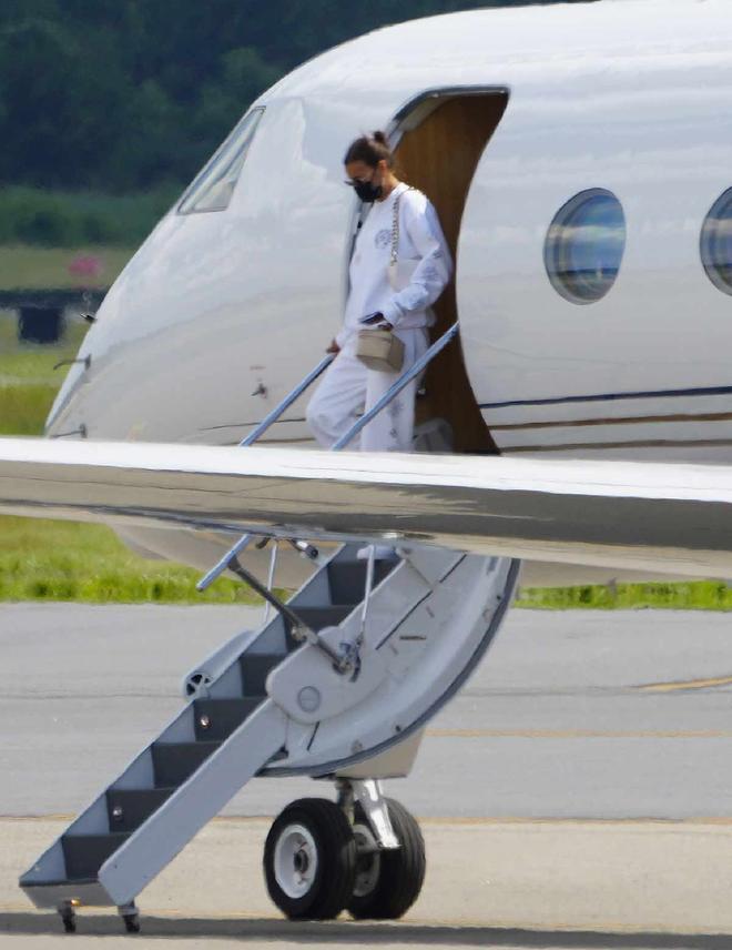 Irina Shayk bajando del avión privado con Kanye west