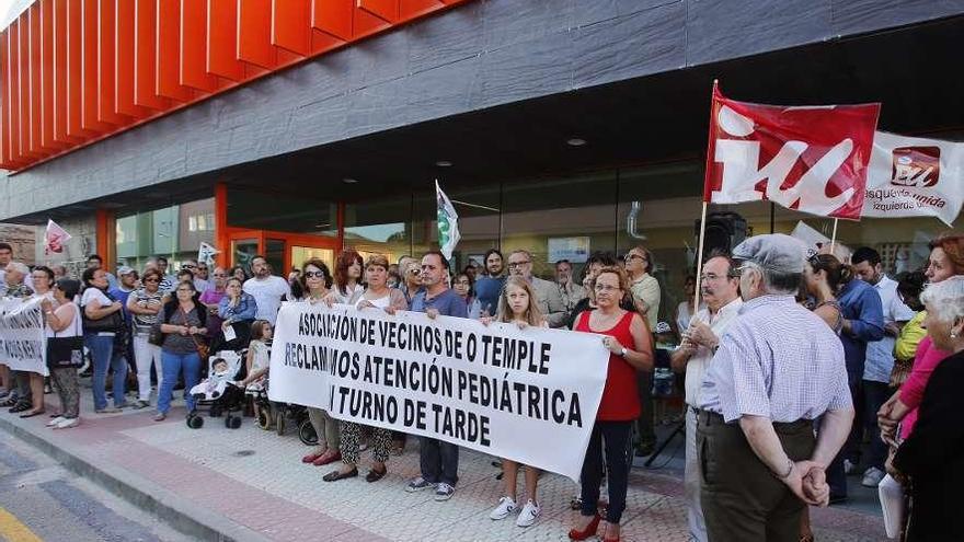 Manifestación de vecinos de O Temple frente al centro de salud.