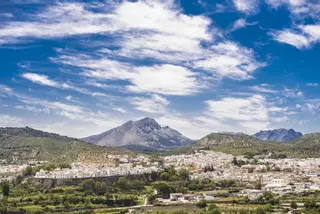 La abismal fortaleza de un pueblo de Córdoba: "No suben sino alguno que otro cabrero de poca aprensión al riesgo de despeñarse"