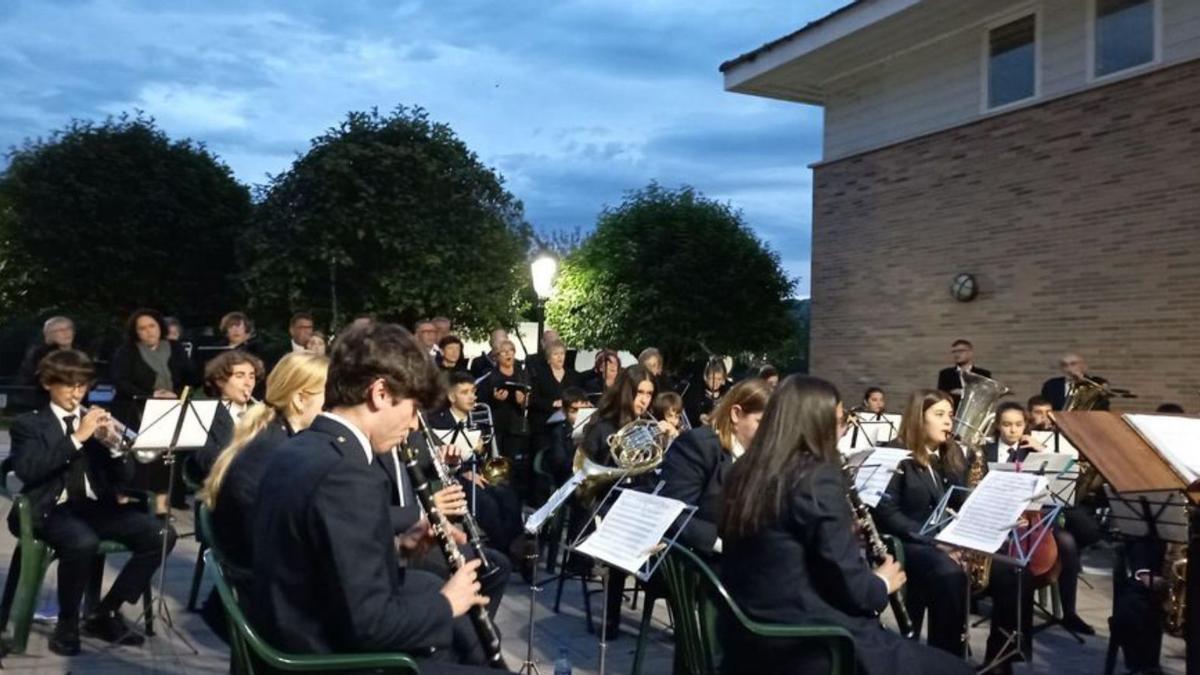 La Coral Polifónica de Arriondas, junto a la Banda Municipal de Música de Betanzos durante el concierto del sábado. | R.J.Q.