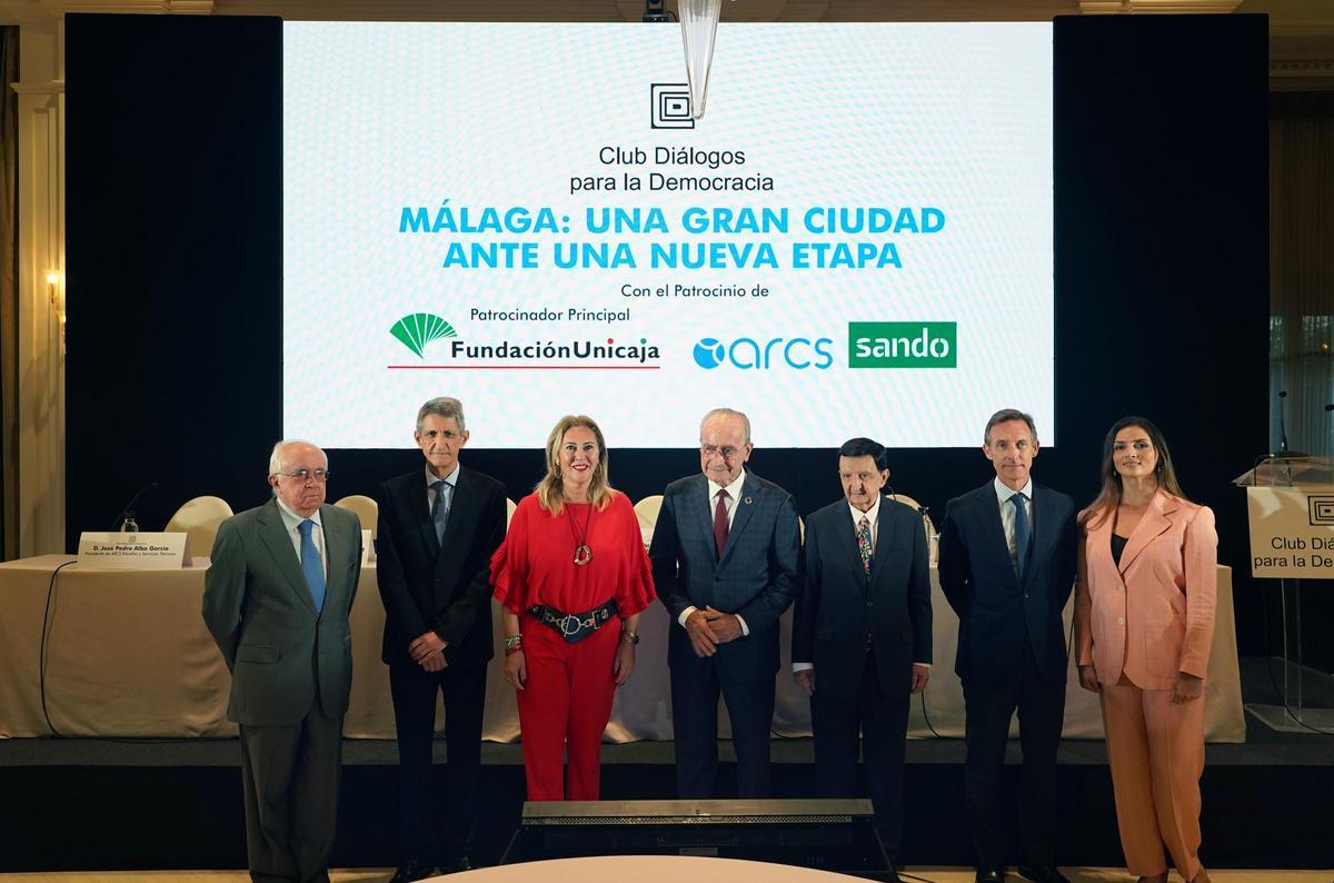 Foto de familia de los participantes en el encuentro del Club Diálogos para la Democracia 'Málaga: una gran ciudad ante una nueva etapa'