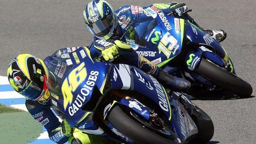 El piloto Valentino Rossi y el español Sete Gibernau durante el Gran Premio de España 2009. / efe