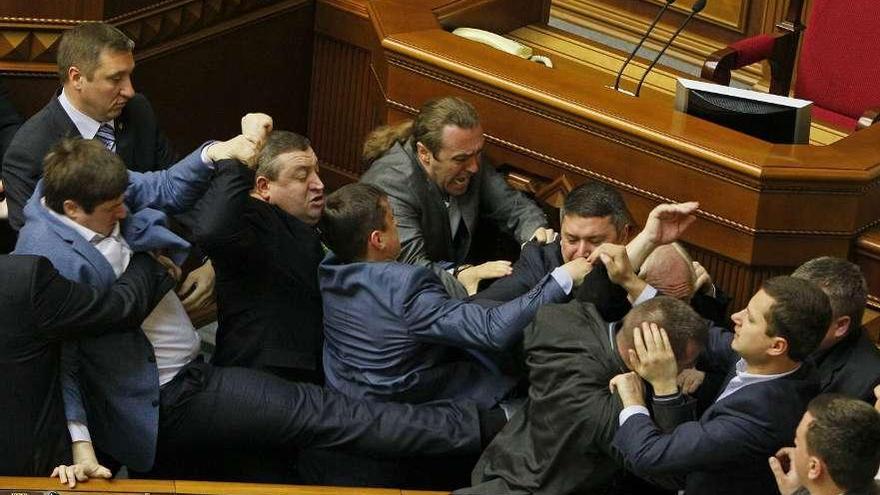 Diputados nacionalistas y comunistas se pelearon ayer en el Parlamento ucraniano.  // Reuters