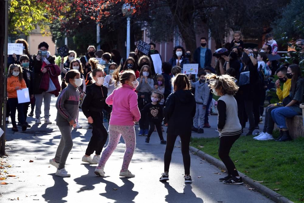 Protesta y baile en el CEIP Ramón de la Sagra