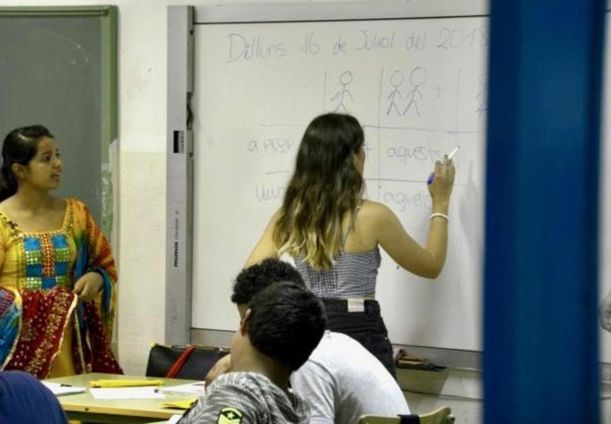 Unos 40 jóvenes de primaria y secundaria recibirán clases de catalán durante verano en L’Hospitalet