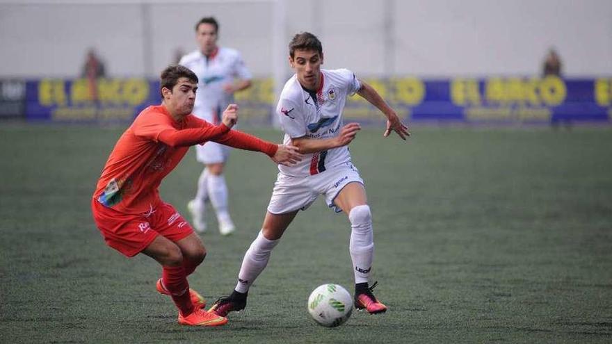 Luis presionado por Usillos en el partido de ida disputado en el Hermanos Antuña.