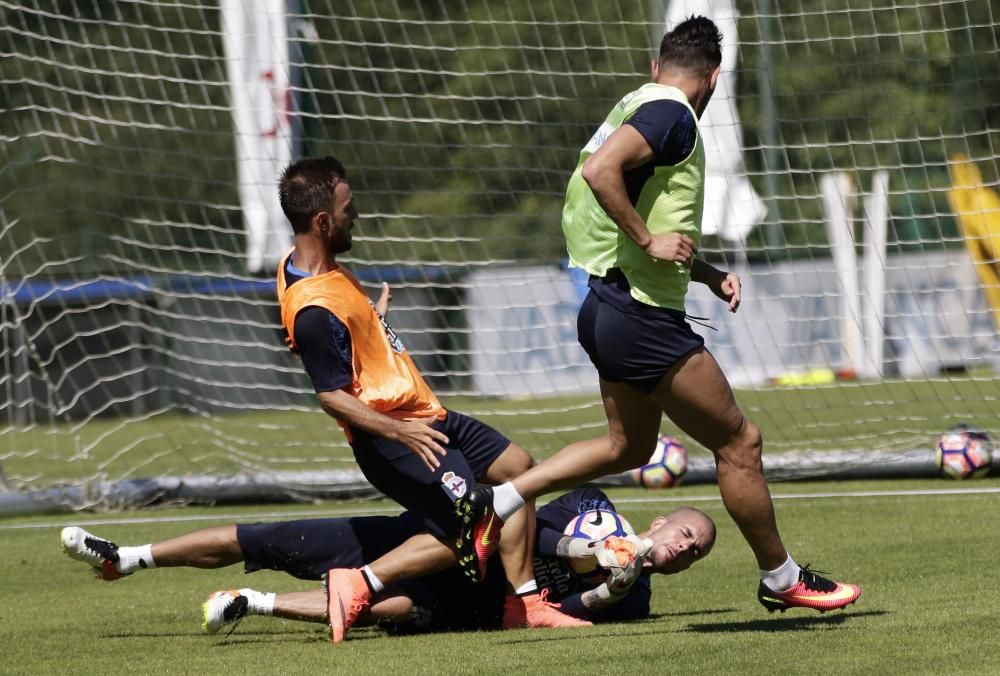 Los futbolistas del Deportivo completan una exigente sesión de más de hora y media de duración, con una parte física muy dura y un tramo de entrenamiento de partidillos con balón en espacios reducidos