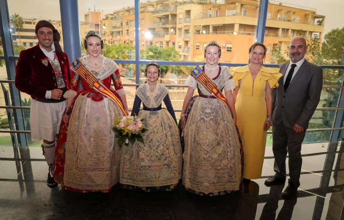 Las falleras mayores, con la FMI de València y el mantenedor