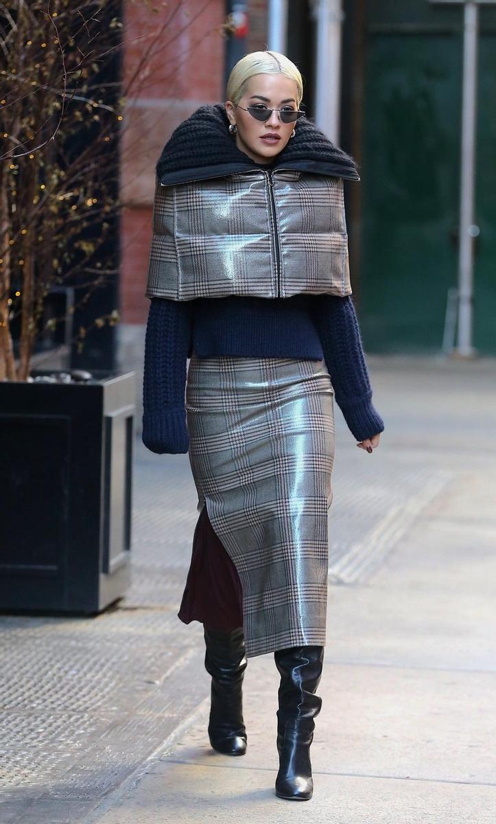 Rita Ora con abrigo de Fendi