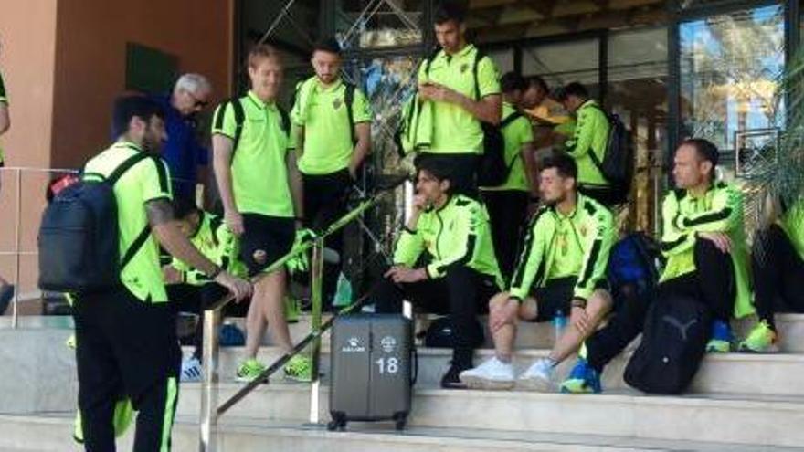 Los jugadores del Elche en el hotel Milenio antes de inicia un desplazamiento