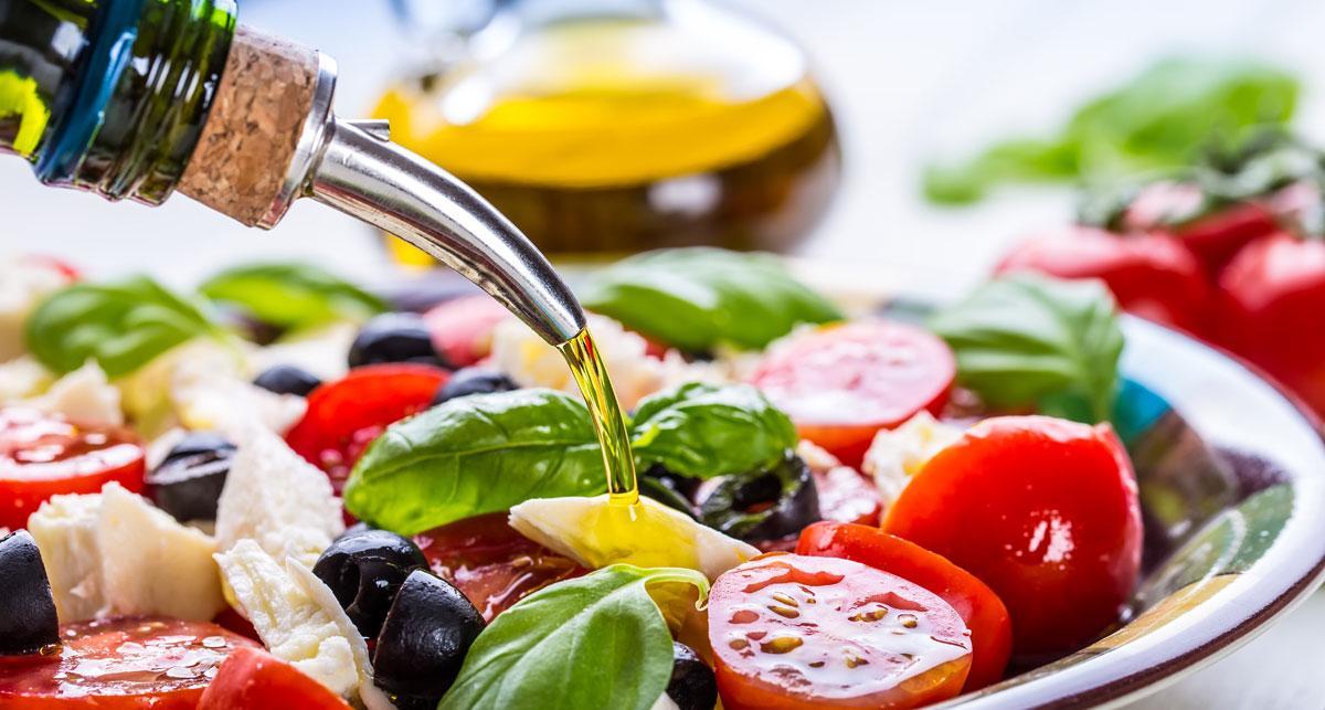 El aceite de oliva es esencial en la dieta mediterránea.