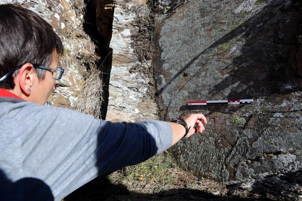 Descobreixen a la Vall d'Àssua centenars de gravats a la pedra de l'Edat mitjana