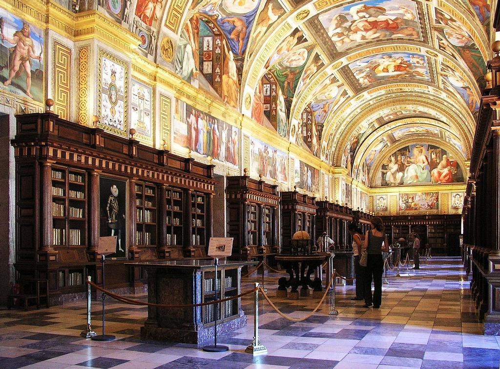 Grandiosa biblioteca renacentista fundada por Felipe II como lugar de trabajo científico. Los frescos de la bóveda, obra de Pellegrino Tibaldi, representan las siete Artes Liberales.
