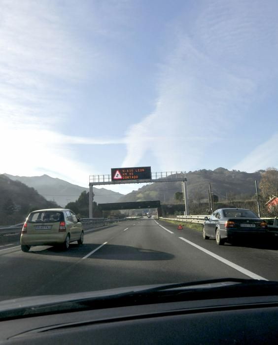 El vuelco de un camión obliga a cortar la carretera de Pajares