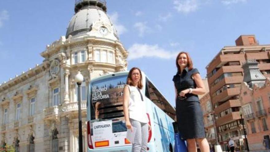 Castejón y la gerente de Puerto de Culturas, Agustína Martínez (i), ayer  junto al autobús.