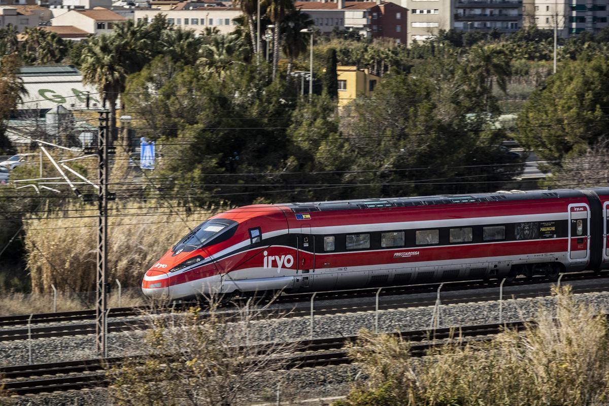 Un Iryo, el pasado miércoles, pasando cerca del parque agrario del Baix Llobregat