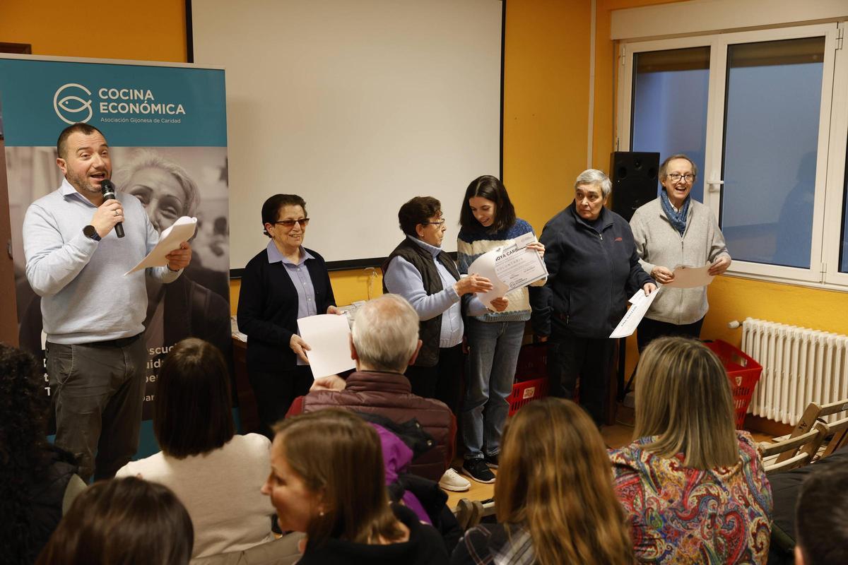 Un ejemplo de "humanidad y entrega": la Cocina Económica de Gijón rinde homenaje a sus voluntarios (en imágenes) Un ejemplo de "humanidad y entrega": la Cocina Económica de Gijón rinde homenaje a sus voluntarios (en imágenes)