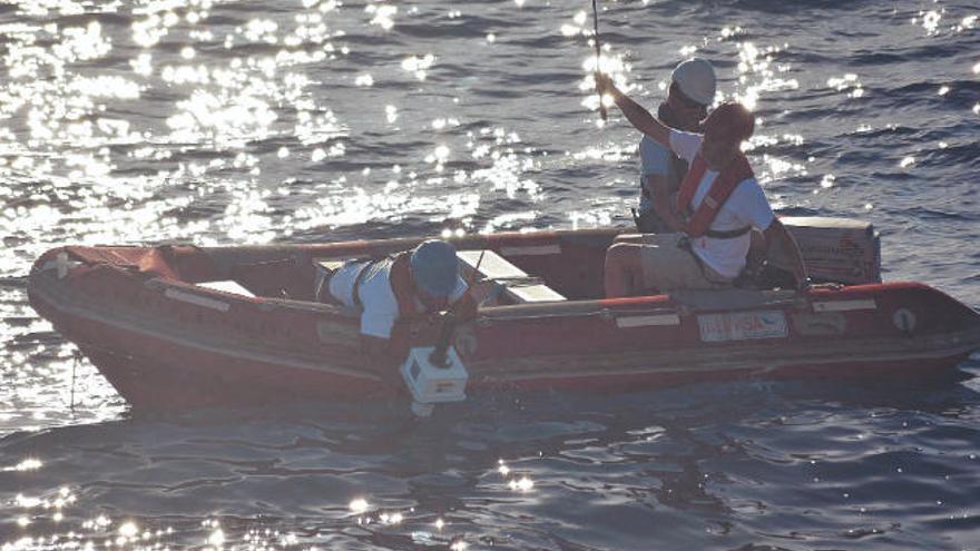 Investigadores del Instituto Español de Oceanografía (IEO) lanzan una boya del Programa Internacional Argo al sur del Archipiélago.