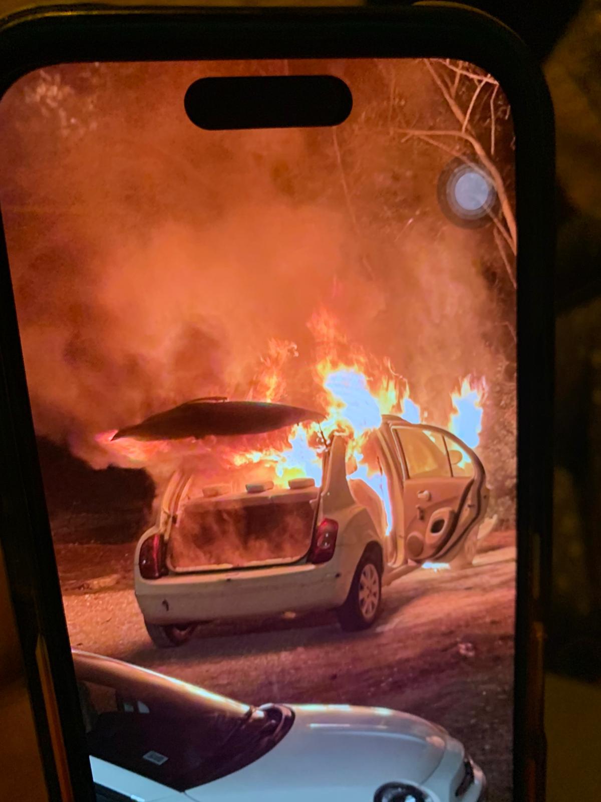El Nissan Micra incendiado tras el accidente al chocar contra otro coche en Cala Rajada.