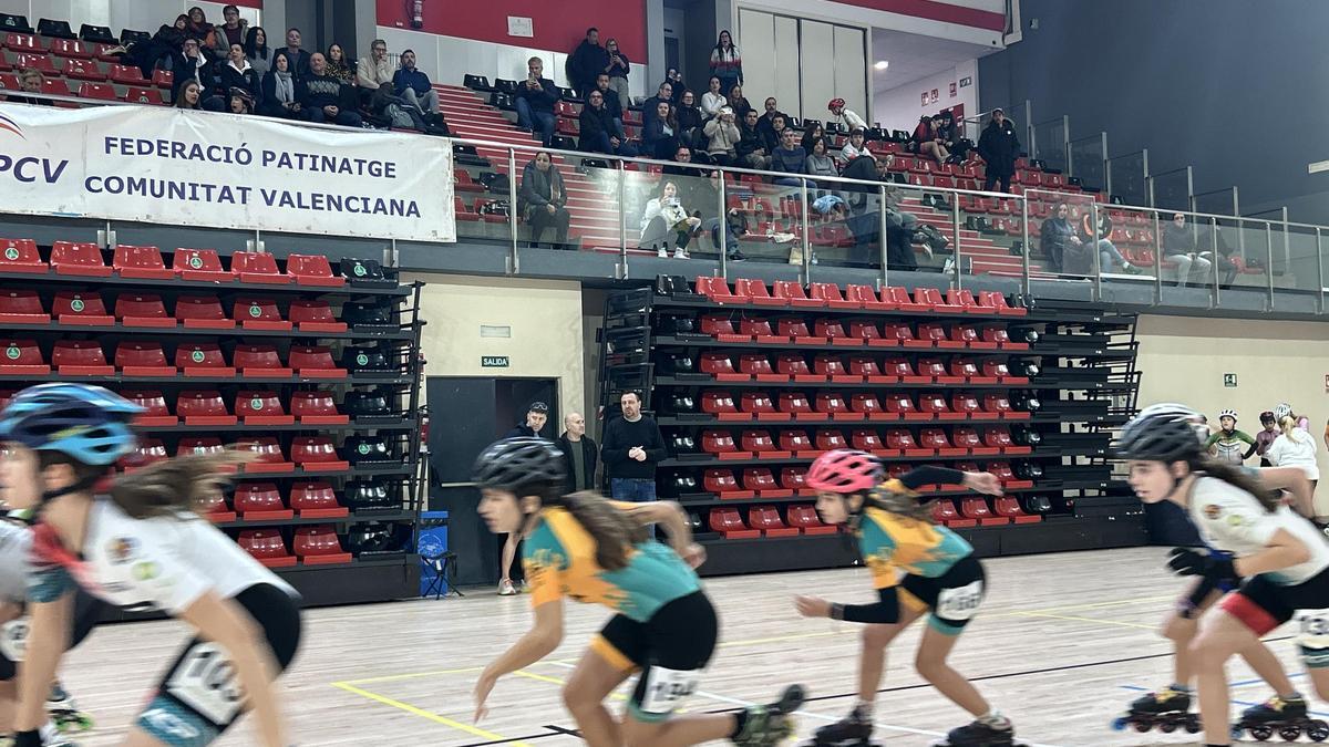 Presenciando la competición Sergio Villalba, concejal de deportes de La Nucía acompañado por Sergio Alamar, director del comité de velocidad de la Federación Valenciana de Patinaje.