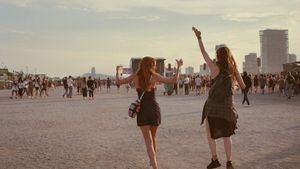 Amigues ballant en un festival a la platja a Barcelona