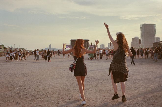 Amigues ballant en un festival a la platja a Barcelona