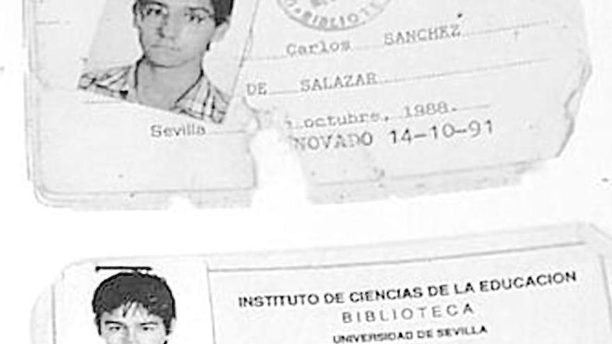 La documentación de Carlos Sánchez que fotografiaron los dos buscadores de setas cuando se lo encontraron. // FdV