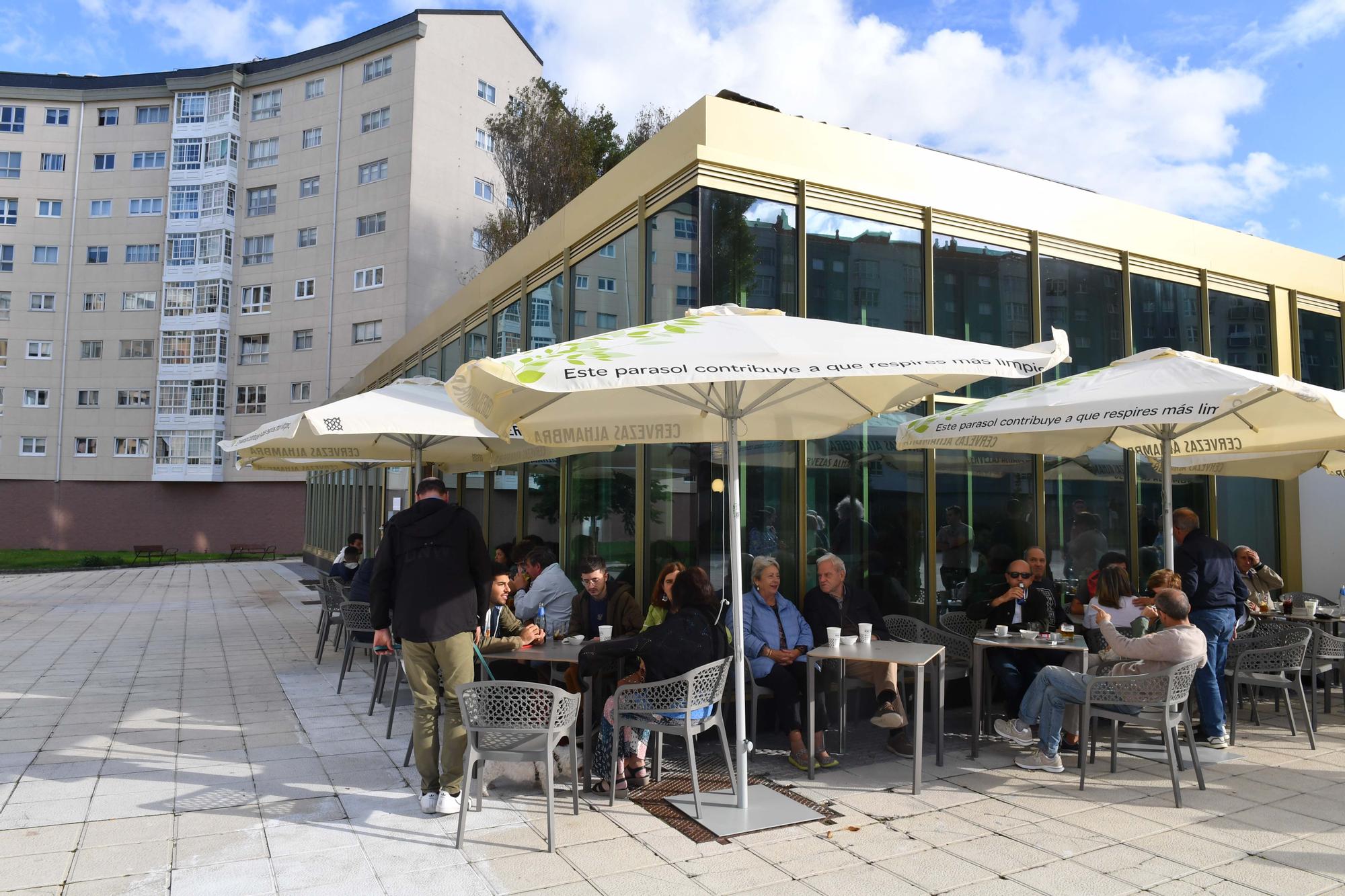 La cafetería del mercado de Adormideras revive como La Cantina después de llevar meses cerrada